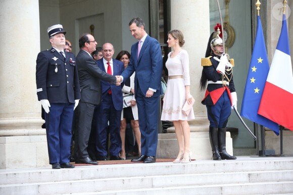 Le roi Felipe VI et la reine Letizia d'Espagne quittant le 22 juillet 2014 le palais de l'Elysée après un entretien et un déjeuner avec le président de la République François Hollande, mais aussi Manuel Valls et Anne Hidalgo, à Paris, à l'occasion de leur visite inaugurale