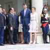 Le roi Felipe VI et la reine Letizia d'Espagne quittant le 22 juillet 2014 le palais de l'Elysée après un entretien et un déjeuner avec le président de la République François Hollande, mais aussi Manuel Valls et Anne Hidalgo, à Paris, à l'occasion de leur visite inaugurale