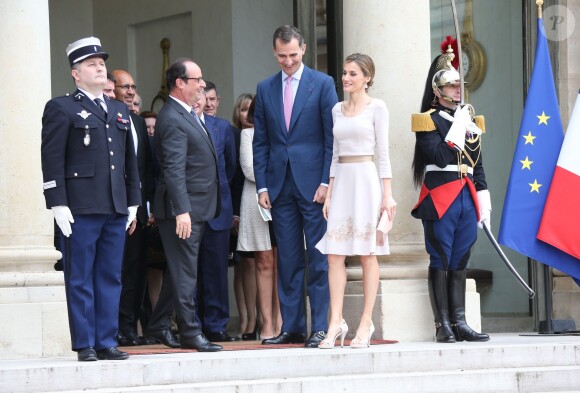 Le roi Felipe VI et la reine Letizia d'Espagne quittant le 22 juillet 2014 le palais de l'Elysée après un entretien et un déjeuner avec le président de la République François Hollande, mais aussi Manuel Valls et Anne Hidalgo, à Paris, à l'occasion de leur visite inaugurale