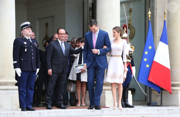 Le roi Felipe VI et la reine Letizia d'Espagne quittant le 22 juillet 2014 le palais de l'Elysée après un entretien et un déjeuner avec le président de la République François Hollande, mais aussi Manuel Valls et Anne Hidalgo, à Paris, à l'occasion de leur visite inaugurale