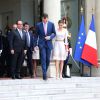 Le roi Felipe VI et la reine Letizia d'Espagne quittant le 22 juillet 2014 le palais de l'Elysée après un entretien et un déjeuner avec le président de la République François Hollande, mais aussi Manuel Valls et Anne Hidalgo, à Paris, à l'occasion de leur visite inaugurale