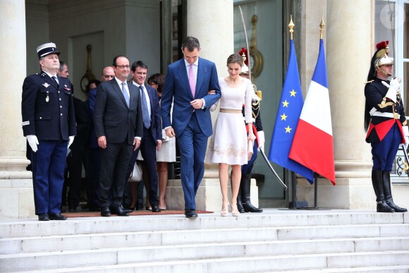Le roi Felipe VI et la reine Letizia d'Espagne quittant le 22 juillet 2014 le palais de l'Elysée après un entretien et un déjeuner avec le président de la République François Hollande, mais aussi Manuel Valls et Anne Hidalgo, à Paris, à l'occasion de leur visite inaugurale
