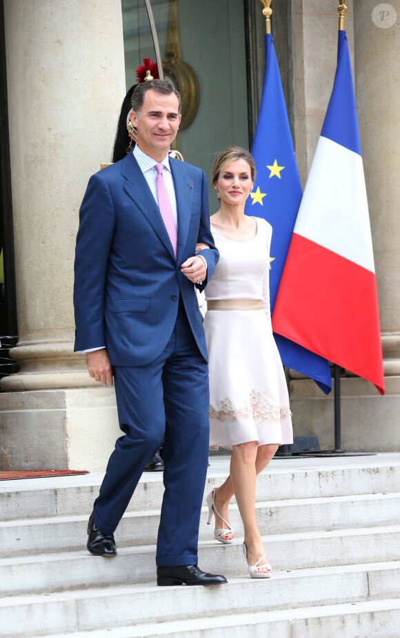 Le roi Felipe VI et la reine Letizia d'Espagne quittant le 22 juillet 2014 le palais de l'Elysée après un entretien et un déjeuner avec le président de la République François Hollande, mais aussi Manuel Valls et Anne Hidalgo, à Paris, à l'occasion de leur visite inaugurale