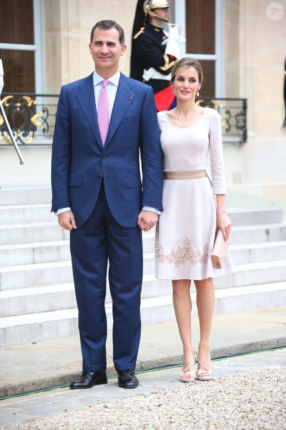 Le roi Felipe VI et la reine Letizia d'Espagne quittant le 22 juillet 2014 le palais de l'Elysée après un entretien et un déjeuner avec le président de la République François Hollande, mais aussi Manuel Valls et Anne Hidalgo, à Paris, à l'occasion de leur visite inaugurale