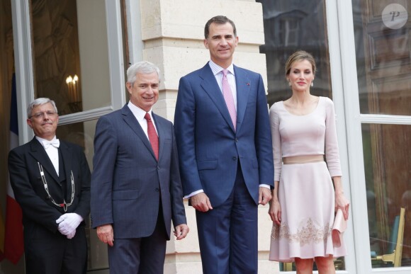 Le roi Felipe VI et la reine Letizia d'Espagne ont été reçus par Claude Bartolone, le président de l'Assemblée nationale, à l'hôtel de Lassay, le 22 juillet 2014 à Paris, dans le cadre de leur visite inaugurale en France.