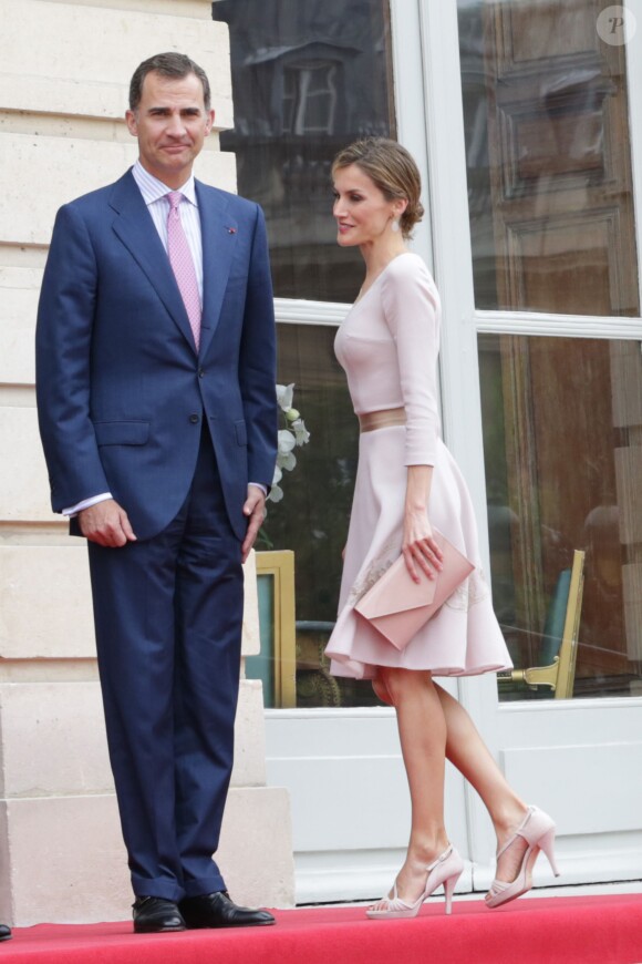 Le roi Felipe VI et la reine Letizia d'Espagne ont été reçus par Claude Bartolone, le président de l'Assemblée nationale, à l'hôtel de Lassay, le 22 juillet 2014 à Paris, dans le cadre de leur visite inaugurale en France.