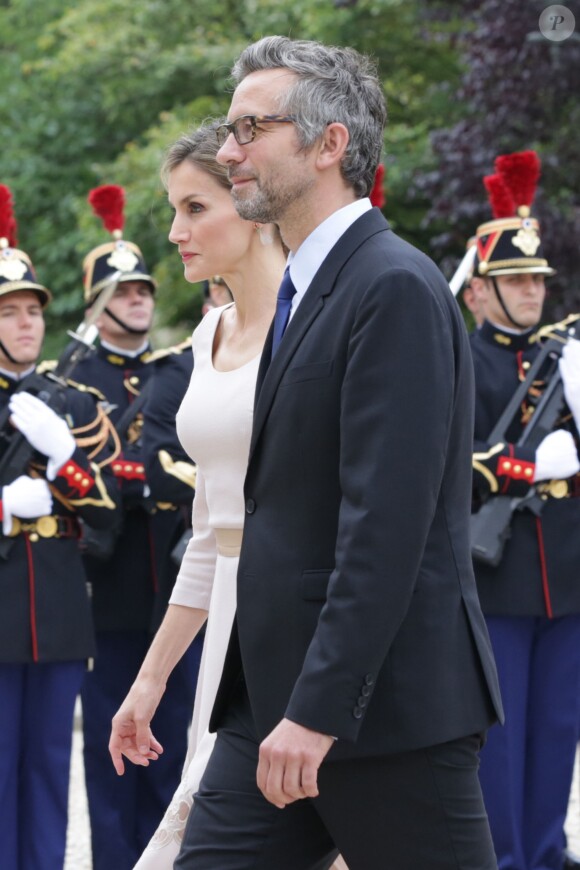 Le roi Felipe VI et la reine Letizia d'Espagne ont été reçus par Claude Bartolone, le président de l'Assemblée nationale, à l'hôtel de Lassay, le 22 juillet 2014 à Paris, dans le cadre de leur visite inaugurale en France.