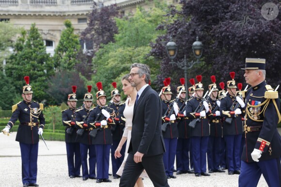 Le roi Felipe VI et la reine Letizia d'Espagne ont été reçus par Claude Bartolone, le président de l'Assemblée nationale, à l'hôtel de Lassay, le 22 juillet 2014 à Paris, dans le cadre de leur visite inaugurale en France.