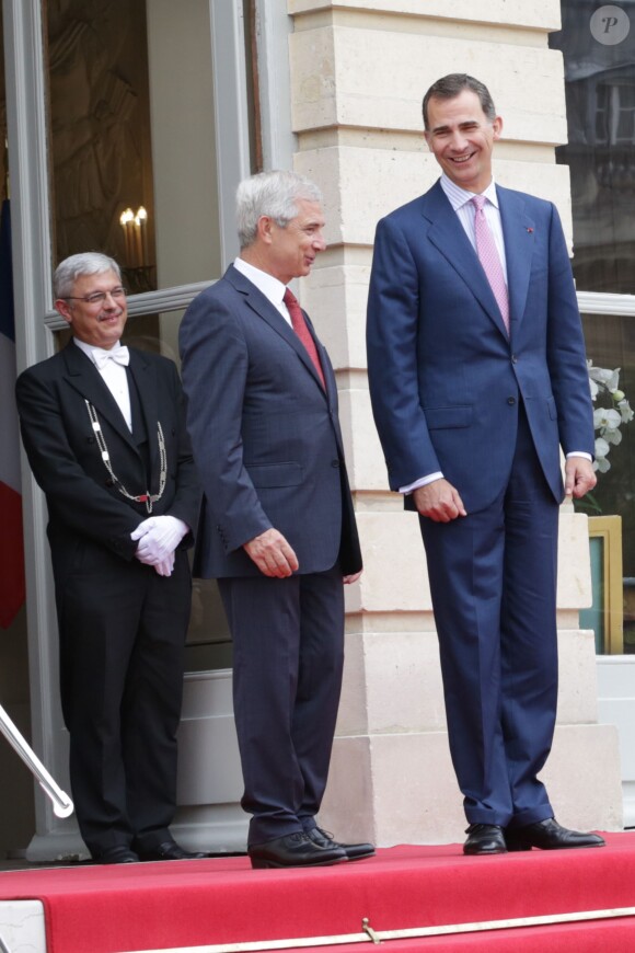 Le roi Felipe VI et la reine Letizia d'Espagne ont été reçus par Claude Bartolone, le président de l'Assemblée nationale, à l'hôtel de Lassay, le 22 juillet 2014 à Paris, dans le cadre de leur visite inaugurale en France.