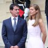 Manuel Valls et sa femme Anne Gravoin présents sur le perron de Matignon pour accueillir le roi Felipe VI et la reine Letizia d'Espagne, le 22 juillet 2014 à Paris, dans le cadre de leur visite inaugurale.