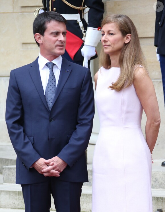 Manuel Valls et sa femme Anne Gravoin présents sur le perron de Matignon pour accueillir le roi Felipe VI et la reine Letizia d'Espagne, le 22 juillet 2014 à Paris, dans le cadre de leur visite inaugurale.