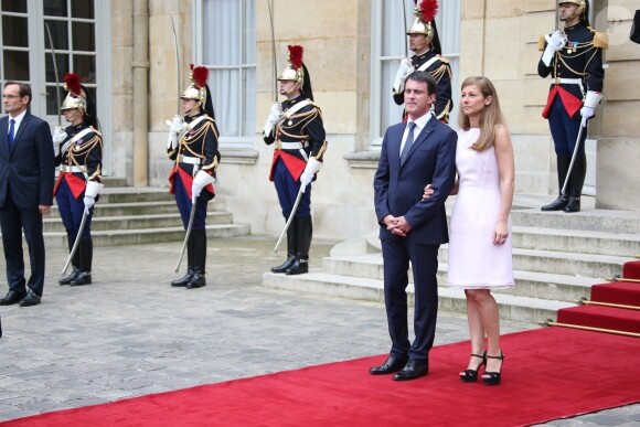 Manuel Valls et sa femme Anne Gravoin présents sur le perron de Matignon pour accueillir le roi Felipe VI et la reine Letizia d'Espagne, le 22 juillet 2014 à Paris, dans le cadre de leur visite inaugurale.