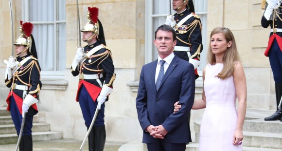 Manuel Valls et sa femme Anne Gravoin présents sur le perron de Matignon pour accueillir le roi Felipe VI et la reine Letizia d'Espagne, le 22 juillet 2014 à Paris, dans le cadre de leur visite inaugurale.