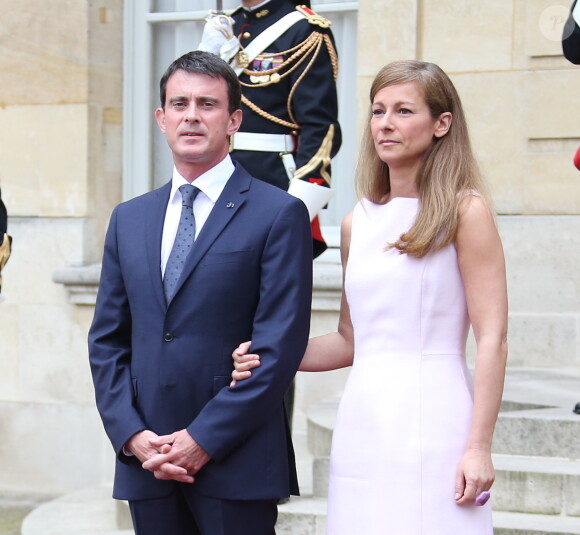 Manuel Valls et sa femme Anne Gravoin présents sur le perron de Matignon pour accueillir le roi Felipe VI et la reine Letizia d'Espagne, le 22 juillet 2014 à Paris, dans le cadre de leur visite inaugurale.