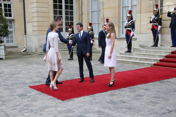 Le roi Felipe VI et la reine Letizia d'Espagne ont été reçus le 22 juillet 2014 à Matignon par Manuel Valls et sa femme Anne Gravoin, dans le cadre de leur visite inaugurale en France.