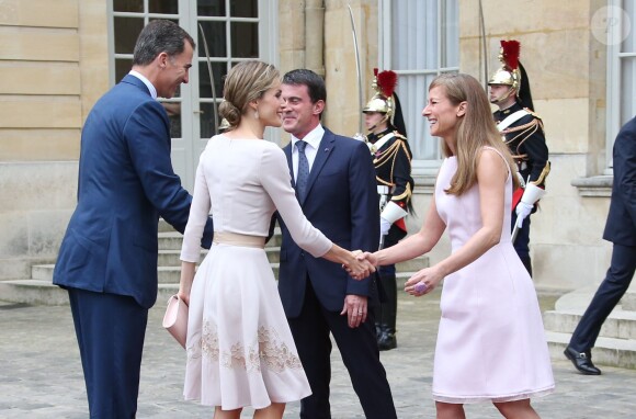Le roi Felipe VI et la reine Letizia d'Espagne ont été reçus le 22 juillet 2014 à Matignon par Manuel Valls et sa femme Anne Gravoin, dans le cadre de leur visite inaugurale en France.