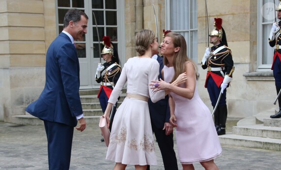 Le roi Felipe VI et la reine Letizia d'Espagne ont été reçus le 22 juillet 2014 à Matignon par Manuel Valls et sa femme Anne Gravoin, dans le cadre de leur visite inaugurale en France.