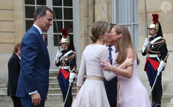 Le roi Felipe VI et la reine Letizia d'Espagne ont été reçus le 22 juillet 2014 à Matignon par Manuel Valls et sa femme Anne Gravoin, dans le cadre de leur visite inaugurale en France.