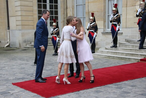 Le roi Felipe VI et la reine Letizia d'Espagne ont été reçus le 22 juillet 2014 à Matignon par Manuel Valls et sa femme Anne Gravoin, dans le cadre de leur visite inaugurale en France.