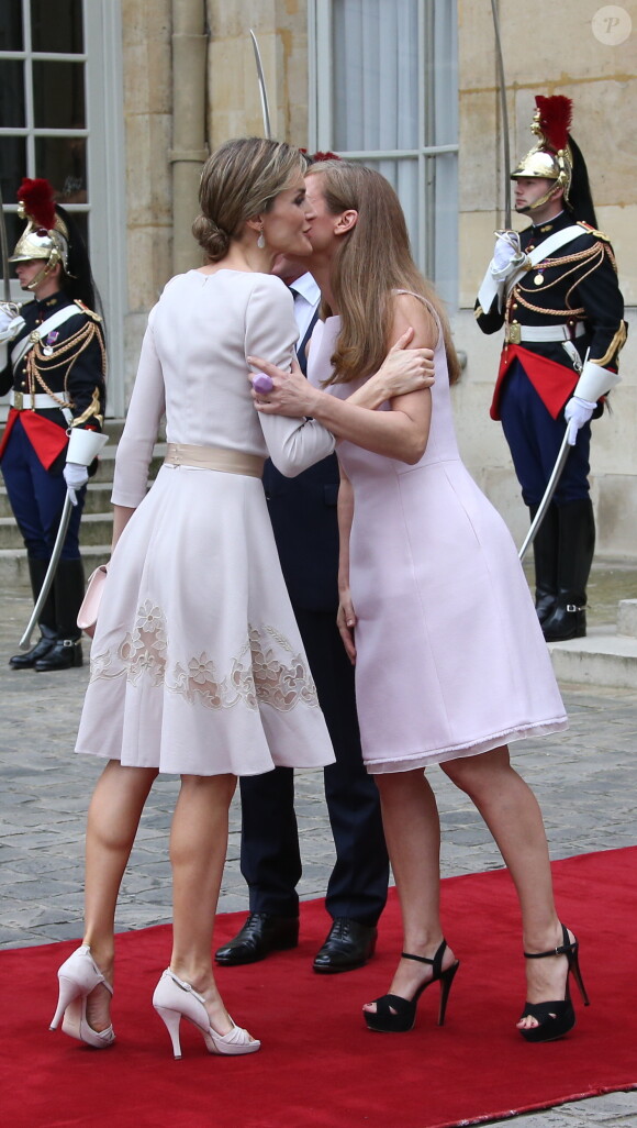 Le roi Felipe VI et la reine Letizia d'Espagne ont été reçus le 22 juillet 2014 à Matignon par Manuel Valls et sa femme Anne Gravoin, dans le cadre de leur visite inaugurale en France.