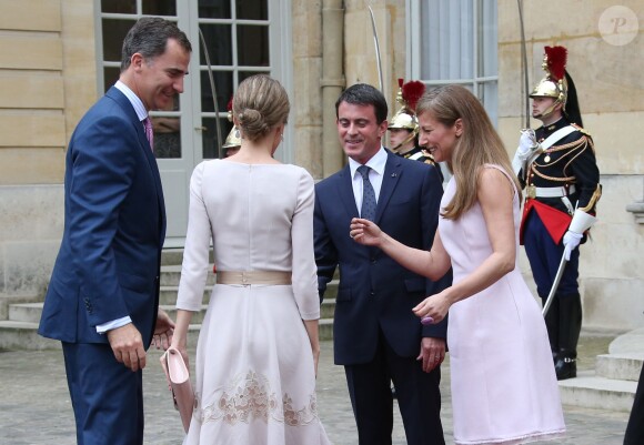 Le roi Felipe VI et la reine Letizia d'Espagne ont été reçus le 22 juillet 2014 à Matignon par Manuel Valls et sa femme Anne Gravoin, dans le cadre de leur visite inaugurale en France.