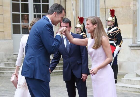 Le roi Felipe VI et la reine Letizia d'Espagne ont été reçus le 22 juillet 2014 à Matignon par Manuel Valls et sa femme Anne Gravoin, dans le cadre de leur visite inaugurale en France.