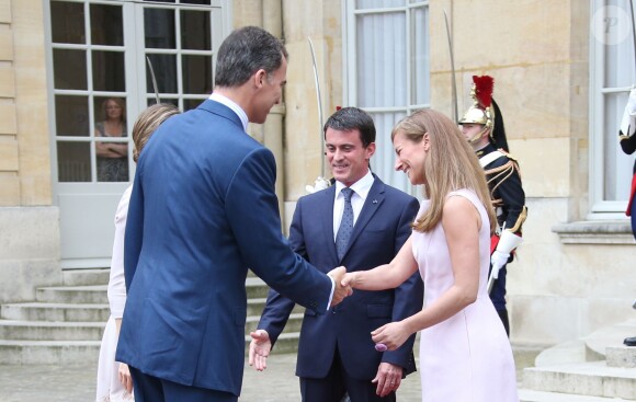 Le roi Felipe VI et la reine Letizia d'Espagne ont été reçus le 22 juillet 2014 à Matignon par Manuel Valls et sa femme Anne Gravoin, dans le cadre de leur visite inaugurale en France.