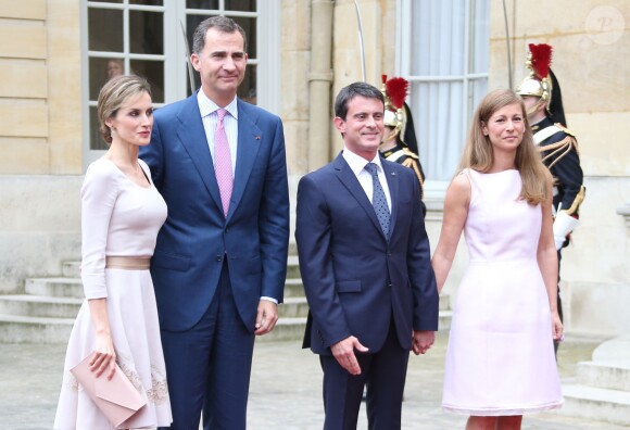 Le roi Felipe VI et la reine Letizia d'Espagne ont été reçus le 22 juillet 2014 à Matignon par Manuel Valls et sa femme Anne Gravoin, dans le cadre de leur visite inaugurale en France.
