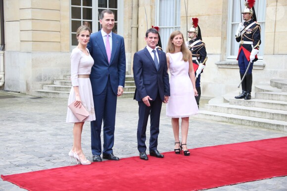 Le roi Felipe VI et la reine Letizia d'Espagne ont été reçus le 22 juillet 2014 à Matignon par Manuel Valls et sa femme Anne Gravoin, dans le cadre de leur visite inaugurale en France.