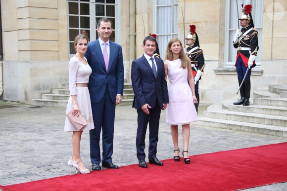 Le roi Felipe VI et la reine Letizia d'Espagne ont été reçus le 22 juillet 2014 à Matignon par Manuel Valls et sa femme Anne Gravoin, dans le cadre de leur visite inaugurale en France.