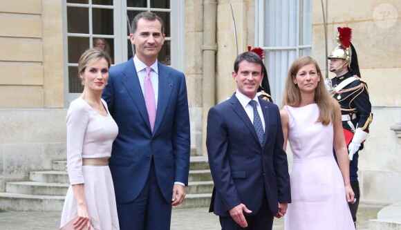 Le roi Felipe VI et la reine Letizia d'Espagne ont été reçus le 22 juillet 2014 à Matignon par Manuel Valls et sa femme Anne Gravoin, dans le cadre de leur visite inaugurale en France.