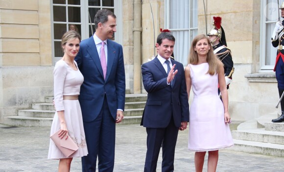 Le roi Felipe VI et la reine Letizia d'Espagne ont été reçus le 22 juillet 2014 à Matignon par Manuel Valls et sa femme Anne Gravoin, dans le cadre de leur visite inaugurale en France.