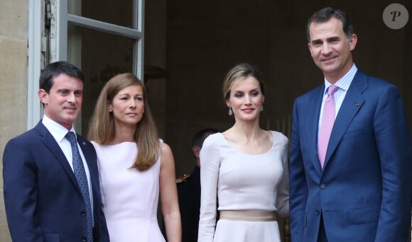 Le roi Felipe VI et la reine Letizia d'Espagne ont été reçus le 22 juillet 2014 à Matignon par Manuel Valls et sa femme Anne Gravoin, dans le cadre de leur visite inaugurale en France.