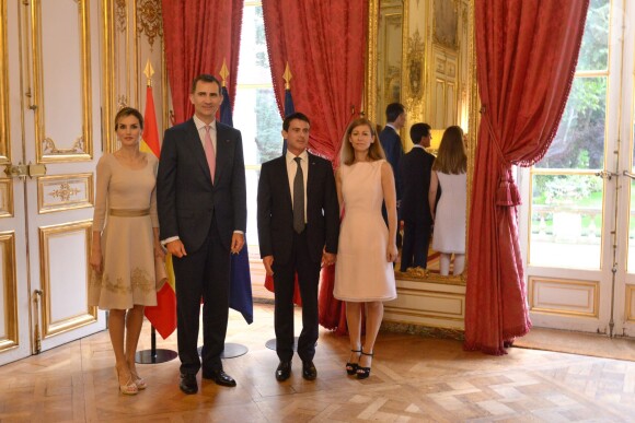 Le roi Felipe VI et la reine Letizia d'Espagne ont été reçus en audience à Matignon par le Premier ministre Manuel Valls et sa femme Anne Gravoin le 22 juillet 2014 à Paris, lors de leur visite inaugurale en France.