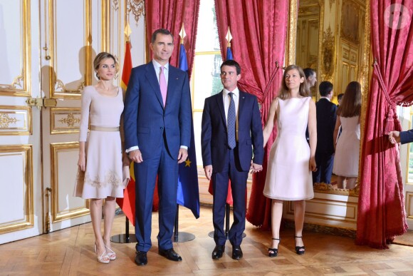 Le roi Felipe VI et la reine Letizia d'Espagne ont été reçus en audience à Matignon par le Premier ministre Manuel Valls et sa femme Anne Gravoin le 22 juillet 2014 à Paris, lors de leur visite inaugurale en France.