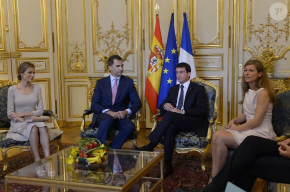 Le roi Felipe VI et la reine Letizia d'Espagne ont été reçus en audience à Matignon par le Premier ministre Manuel Valls et sa femme Anne Gravoin le 22 juillet 2014 à Paris, lors de leur visite inaugurale en France.