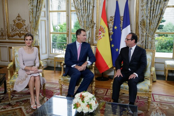 Le roi Felipe VI et la reine Letizia d'Espagne ont été reçus en audience et à déjeuner à l'Elysée par le président François Hollande, le 22 juillet 2014 à Paris, pour leur visite inaugurale en France.