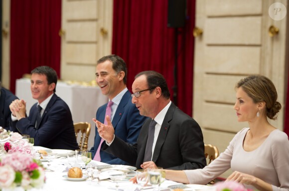 Le roi Felipe VI et la reine Letizia d'Espagne ont été reçus en audience et à déjeuner à l'Elysée par le président François Hollande, le 22 juillet 2014 à Paris, pour leur visite inaugurale en France.
