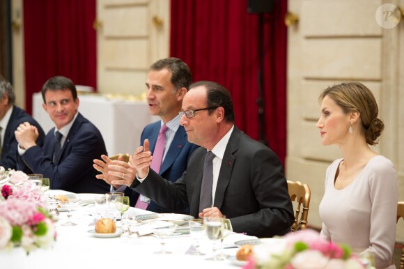 Le roi Felipe VI et la reine Letizia d'Espagne ont été reçus en audience et à déjeuner à l'Elysée par le président François Hollande, le 22 juillet 2014 à Paris, pour leur visite inaugurale en France.