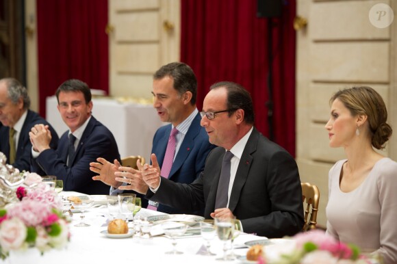Le roi Felipe VI et la reine Letizia d'Espagne ont été reçus en audience et à déjeuner à l'Elysée par le président François Hollande, le 22 juillet 2014 à Paris, pour leur visite inaugurale en France.