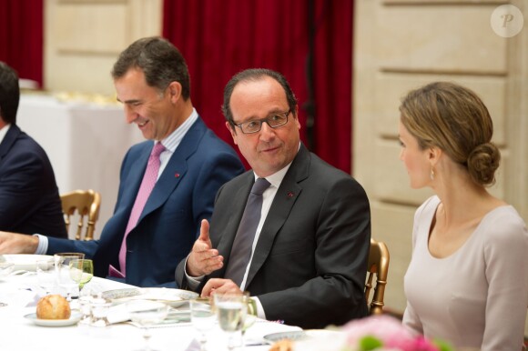 Le roi Felipe VI et la reine Letizia d'Espagne ont été reçus en audience et à déjeuner à l'Elysée par le président François Hollande, le 22 juillet 2014 à Paris, pour leur visite inaugurale en France.