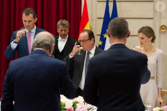 Le roi Felipe VI et la reine Letizia d'Espagne ont été reçus en audience et à déjeuner à l'Elysée par le président François Hollande, le 22 juillet 2014 à Paris, pour leur visite inaugurale en France.