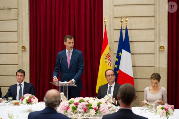 Le roi Felipe VI et la reine Letizia d'Espagne ont été reçus en audience et à déjeuner à l'Elysée par le président François Hollande, le 22 juillet 2014 à Paris, pour leur visite inaugurale en France.
