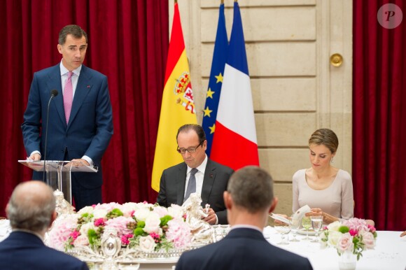 Le roi Felipe VI et la reine Letizia d'Espagne ont été reçus en audience et à déjeuner à l'Elysée par le président François Hollande, le 22 juillet 2014 à Paris, pour leur visite inaugurale en France.
