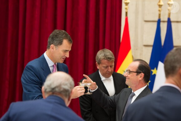 Le roi Felipe VI et la reine Letizia d'Espagne ont été reçus en audience et à déjeuner à l'Elysée par le président François Hollande, le 22 juillet 2014 à Paris, pour leur visite inaugurale en France.