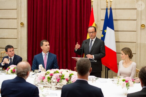 Le roi Felipe VI et la reine Letizia d'Espagne ont été reçus en audience et à déjeuner à l'Elysée par le président François Hollande, le 22 juillet 2014 à Paris, pour leur visite inaugurale en France.
