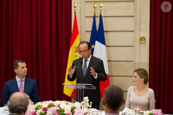 Le roi Felipe VI et la reine Letizia d'Espagne ont été reçus en audience et à déjeuner à l'Elysée par le président François Hollande, le 22 juillet 2014 à Paris, pour leur visite inaugurale en France.