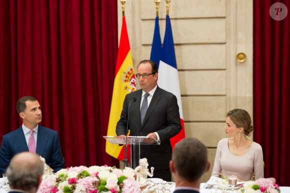 Le roi Felipe VI et la reine Letizia d'Espagne ont été reçus en audience et à déjeuner à l'Elysée par le président François Hollande, le 22 juillet 2014 à Paris, pour leur visite inaugurale en France.