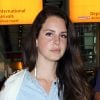 Lana Del Rey arrive à l'aéroport de Heathrow à Londres le 12 juin 2014.
