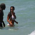Ludivine Sagna et son époux Bacary sur la plage de Miami durant leurs vancances, le 23 juillet 2014